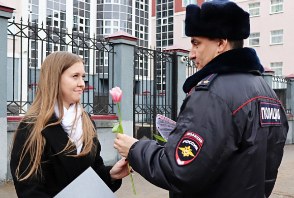 В Иванове участковые поздравили с 8 марта женщин со своего участка